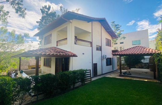Vendo casa em condomínio.