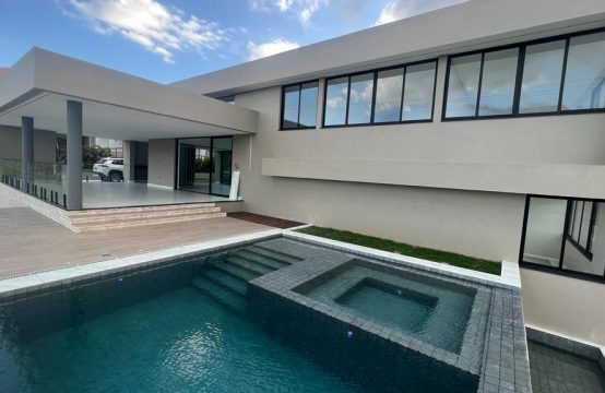 Vendo casa em condomínio.