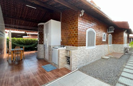 Vendo casa em condomínio fechado.
