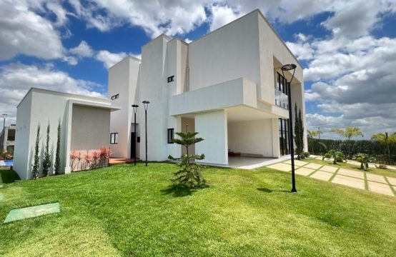 Vendo casa de alto padrão em condomínio .
