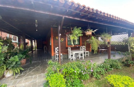 Casa a venda em condomínio fechado em Gravatá