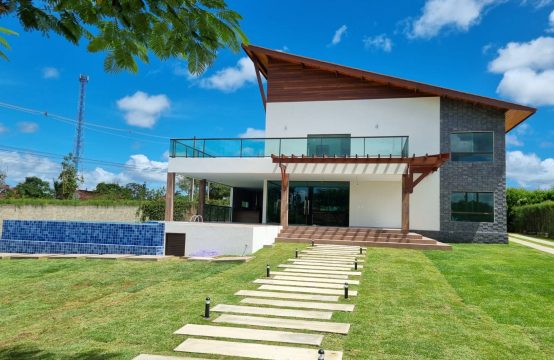 Casa de alto padrão a venda em condomínio fechado em Gravatá