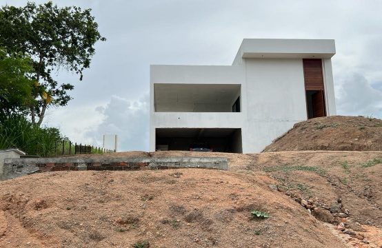 Casa a venda em condomínio fechado em Gravatá.
