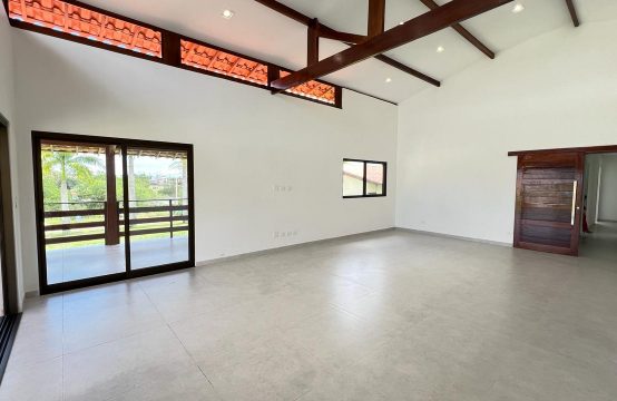 Vendo casa em condomínio fechado .