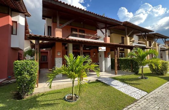 Vendo casa em condomínio.