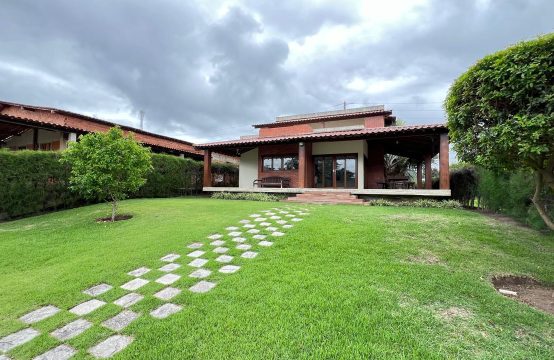 Casa de condomínio a venda .