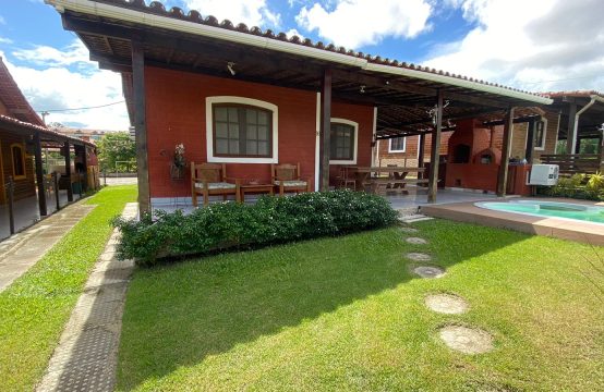 Casa a venda em condomínio fechado.