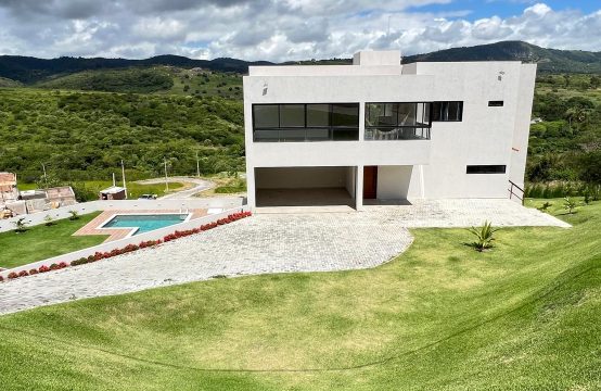 Casa a venda  em condomínio em Gravatá