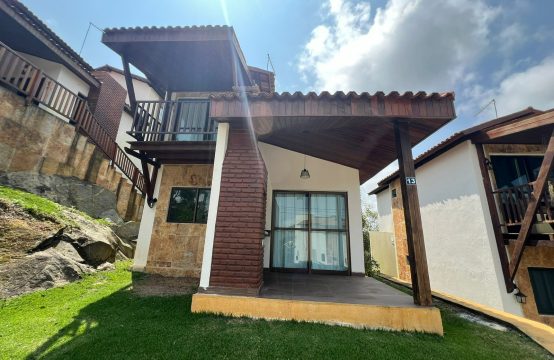 Casa a venda em condomínio.