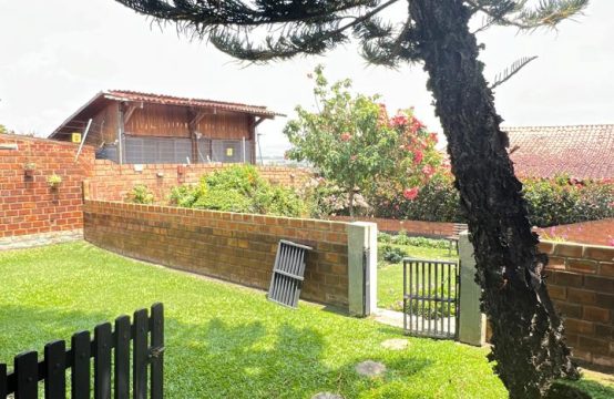 Casa a venda em condomínio.