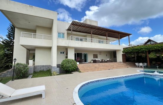 Casa de alto padrão em condomínio  fechado .