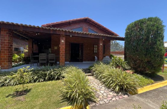 Casa a venda em condomínio.