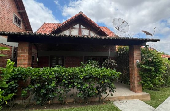 Casa a venda em condomínio