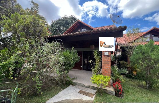 Casa a venda em condomínio