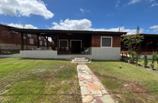 Casa a venda em condomínio
