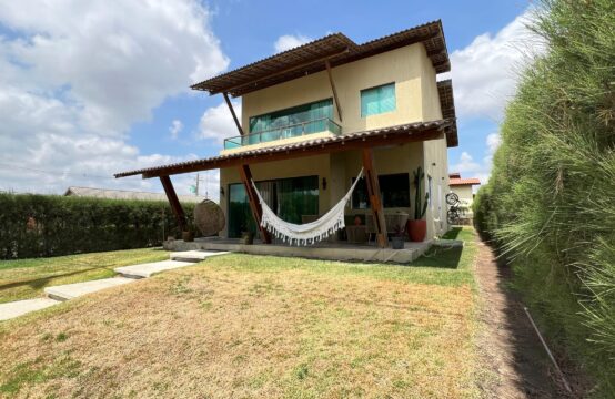 Casa a venda em Condomínio.
