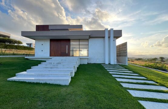 Casa a venda em  Condomínio.