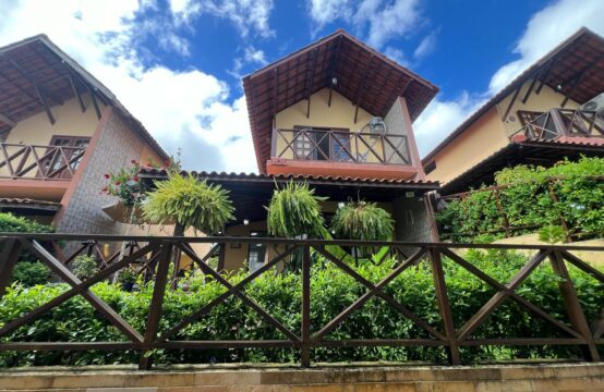 Casa a venda em condomínio.