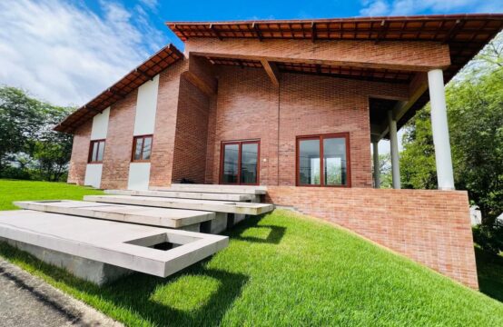 Casa a venda em condominio