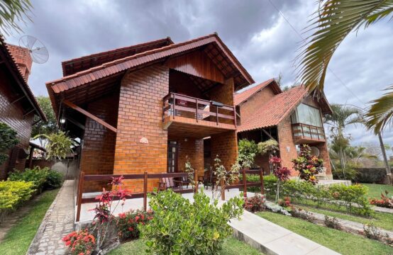 Casa a venda em condomínio