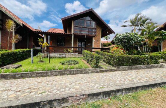 Casa a venda em condomínio