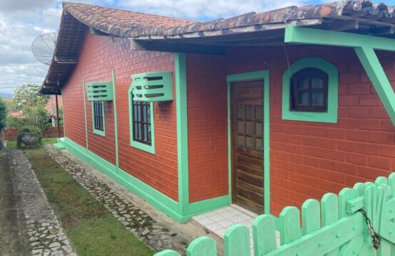 Casa a venda em  condomínio.